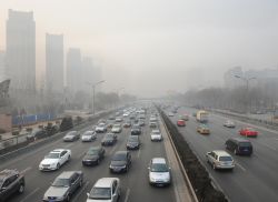 Lo smog a Pechino, Cina - Una delle principali arterie viarie della capitale cinese avvolta dallo smog. Purtroppo, per via del traffico sempre crescente e delle numerosissime attività ...