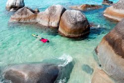 Snorkeling a Virgin Gorda, tra le rocce dei The Baths: siamo ai Caraibi nel gruppo delle Isole Verginini Britanniche  - © Gary Blakeley / Shutterstock.com