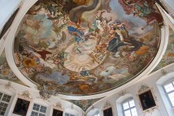 Soffitto affrescato nella basilica di Weingarten, Germania - A colpire i visitatori è soprattutto il fasto degli arredi e dei decori dell'interno dell'abbazia. In questa immagine, ...