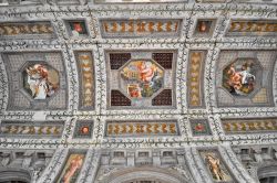 Soffitto all'interno di una sala del Palazzo ...