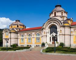 I bagni minerali di Sofia sono bagni pubblici nel centro della città, fondati all'inizio del Novecento accanto ai vecchi bagni turchi. La tradizione dei bagni pubblici è però ...