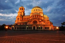 Di notte la Cattedrale di Sofia si illumina, mettendo in mostra i contorni delle sue cupole e delle sue colonne in stile neo-bizantino. Nel campanile, alto più di 50 metri, sono racchiuse ...