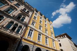 Nel centro di Sofia i monumenti storici abbondano, ma passeggiando scoprirete anche la bellezza dei palazzi residenziali, con le loro facciate colorate e le decorazioni in marmo - © VILevi / ...