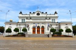 La sede del Parlamento unicamerale bulgaro di Sofia è un tipico esempio di architettura neo-rinascimentale, situato proprio nel centro della città - © Tupungato / Shutterstock.com ...