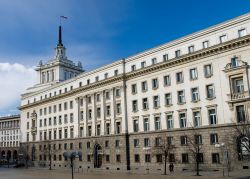 La ex sede del Partito Comunista Bulgaro si trova in Piazza Nezavisimost, nel centro di Sofia, emblematica espressione dell'architettura staliniana - © Emiliya Docheva / Shutterstock.com ...