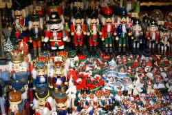 Mercatini di Natale a Salisburgo: durante l'Avvento il centro si riempie di bancarelle come questa dove si possono acquistare soldatini e le tradizionali palle di neve - © Natasha Riha ...