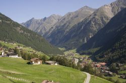 Solden in estate è una meta ideale per delle passeggiate e fare del trekking sui sentieri delle Alpi Retiche in Tirolo (Austria) - © tjwvandongen / Shutterstock.com