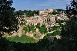 Sorano al tramonto, fotografato tra le foreste ...