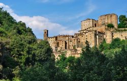 Sorano è un magnifico borgo sul Tufo, intagliato dal percorso del fiume Lento, e che rimane circondato da foreste di quercie ed altri alberi decidui.