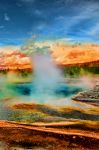 Una sorgente termale (Hot spring) nel Parco di Yellowstone, Wyoming (USA): in questa foto i colori dei fanghi e della sorgente si confondono con quelli del tramonto - © Shawn Zhang / Shutterstock.com ...