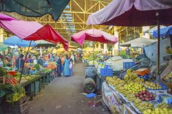 Souk El Had è il mercato più famoso di Agadir in Marocco. Qui ci troviamo tra i venditori di frutta e verdura  - © The Visual Explorer / Shutterstock.com 