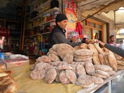 Dentro al souk, tra i colori del mercato tipico marocchino di El Jadida, la storica città del Marocco,  di origine portoghese