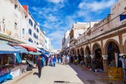 Souk tradizionale nella medina di Essaouira, Marocco  - Botteghe e laboratori artigianali affollano il souk della vecchia Mogador, la fortezza portoghese del 1500 smantellata in parte per ...
