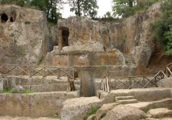 Tomba Ildebranda a Sovana, Toscana. E' il monumento più famoso della necropoli sovanese e fra i più importanti dell'intera Etruria. Questa tomba, scavata nel 1924 da Gino ...