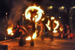 Spettacolo di danza polinesiana, con guerrieri che manegiano torce infuocate, all'hotel Intercontinental