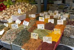 A Tel Aviv (Israele) ci sono molti mercati. Nell'immagine spezie colorate al Shuk HaCarmel, o Mercato del Carmelo, situato prevalentemente lungo Carmel Street, che vende soprattutto ...