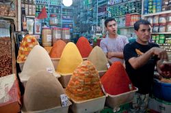 Spezie al mercato di Meknes, una delle ex capitali ...