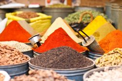 Spezie in una bancarella del mercato di Fes in Marocco, dentro alla grande e labirintica Medina - © dp Photography / Shutterstock.com