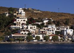 Spiagga e case lungo la costa di Patmos in Grecia - © John Copland / Shutterstock.com
