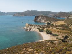 Due spiagge "gemelle" a Patmos, nel  mare Egeo meridionale, tra le Isole del Dodecaneso in Grecia - © sarikosta / Shutterstock.com