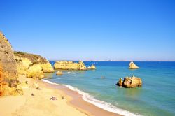 Spiagge e costa rocciosa nei dintorni di Lagos in Portogallo (Algarve) - © Devi / Shutterstock.com