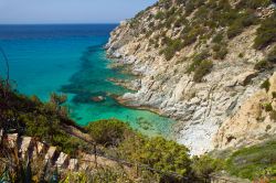 Una spiaggetta nei pressi di Villasimius, dove si può trovare un mare tra i più limpidi e spettacolari di tutta la Sardegna - © lsantilli / Shutterstock.com