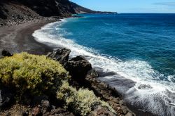Le selvagge spiagge vulcaniche di El Hierro, Isole Canarie - © underworld / Shutterstock.com