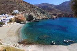 Spiaggia isolata a Folegandros: il mare cristallino delle isole Cicladi in Grecia - © Denizo71 / Shutterstock.com
