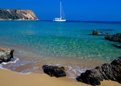 Una delle tante spiaggia di Zante (Zacinto), una delle più belle isole Ioniche della Grecia - © P Phillips / Shutterstock.com
