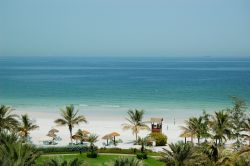 La bianca spiaggia di Ajman: ci troviamo nel ...