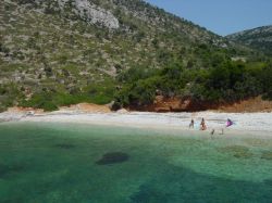 Una bella spiaggia ad Alonissos, siamo nelle Isole Sporadi del Mar Egeo della Grecia - © Ioannis Nousis / Shutterstock.com