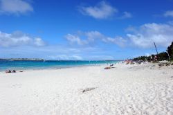 Spiaggia di Baie Orientale a Saint-Martin, territorio d'oltremare della Francia - © Stephanie Rousseau / Shutterstock.com