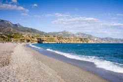 Spiaggia di Burriana a Nerja, Spagna - Dal Balcon de Europa si possono ammirare le spiagge più rinomate di questo tratto di Costa del Sol. A spiccare fra tutte è quella di Burriana, ...