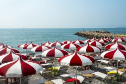 La spiaggia di Cagnes-sur-mer in Francia: come molti lidi della Costa Azzurra, anche qui c'è prevalenza di cittoli sulle sabbie, più presenti al largo, in acqua - © Claudio ...