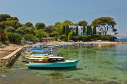 Litorale a Cap d'Antibes, Francia - Piccole insenature e spiagge tranquille di Cap d'Antibes permettono a chi preferisce allontanarsi dalle folle di turisti e dal rumore di Antibes e ...