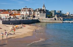 Spiaggia di Cascais, Portogallo, il mare più "in" di Lisbona - © katatonia82 / Shutterstock.com