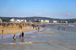 Spiaggia di Essaouira, Marocco - Le acque dell'Oceano Atlantico lambiscono costa e spiaggia di Essaouira, una delle mete turistiche più apprezzate del Marocco © Goran Bogicevic ...