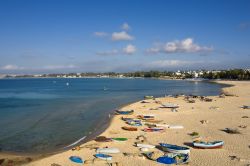 La grande spiaggia di Hammamet in Tunisia: la sua marina, chiamata Yasmine Hammamet si affaccia sul Mar Mediterraneo  con un lungo nastro di sabbie dorate. La spiaggia però tende ...