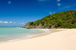 Spiaggia di Happy Bay a Sint Maarten, la parte olandesa dell'isola delle Piccole Antille - © Steve Heap / Shutterstock.com