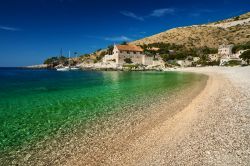 Una spiaggia di Hvar (Croazia) l'isola di Lesina per i veneziani. Le coste qui presentano spiagge in gienere ciottolose e ricche di rocce, ma il livello di servizi e pulizia del mare è ...