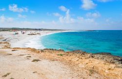 Spiaggia di Is Aruttas, uno degli arenili più spettavolari della penisola del Sinis, si trova a pochi chilometri da Cabras, in Sardegna  - © Gabriele Maltinti / Shutterstock.com ...
