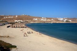 La spiaggia di Kalo Livadi  si trova a Mykonos ...