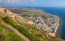 Spiaggia nera a Kamari Santorini (Thera), isole Cicladi in Grecia - © Panos Karas / Shutterstock.com