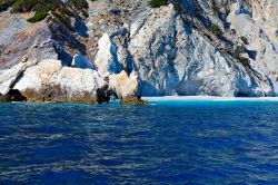 La spiaggia di Lalaria a Skiathos (Sciato). Notare il piccolo arco di roccia. Ci troviamo sulle isole Sporadi settentrionali, nel mare egeo della Grecia. L'isola di Skiathos è una ...