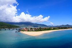 La grande spiaggia di Lang Co si trova vicino ad Hoi An Vietnam la splendida località turistica al centro della costa orientale - © Aoshi VN / Shutterstock.com