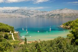 La spiaggia di Lovrecina si trova sull'isola di Brac (Brazza) in Croazia. Sullo sfondo le montagne vicino a Spalato, alle spalle di Dugi Rat - Almissa - © darios / Shutterstock.com