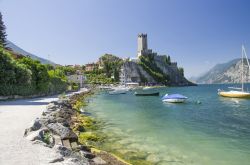 La spiaggia sul lungolago di Malcesine, Verona ...