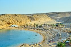 Una spiaggia nel Deserto Orientale, sul Mar Rosso: ci troviamo nei pressi di Hurghada, in Egitto - © Elzbieta Sekowska / Shutterstock.com