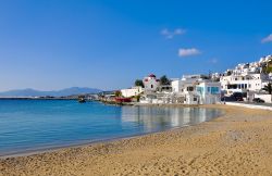 Spiaggia a nord del centro di Mykonos, aricpelago ...