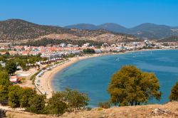 Vista sulla spiaggia Nea Peramos, Kavala - Con oltre cento chilometri di litorale adatto alla balneazione dove scegliere fra spiagge organizzate e incantevoli insenature nascoste, questa località ...